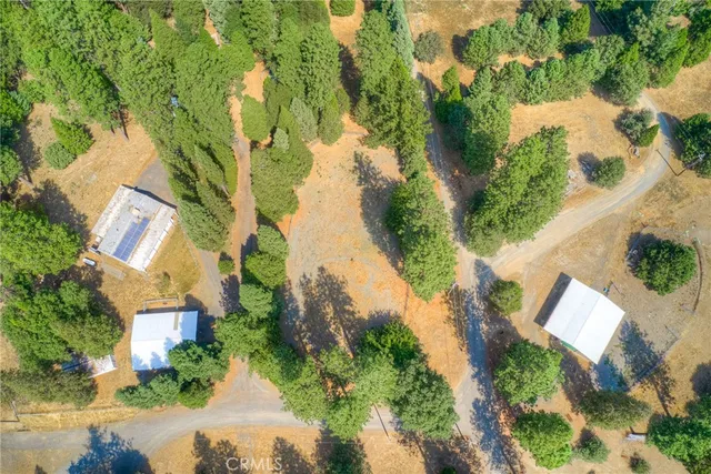 a view of a back yard