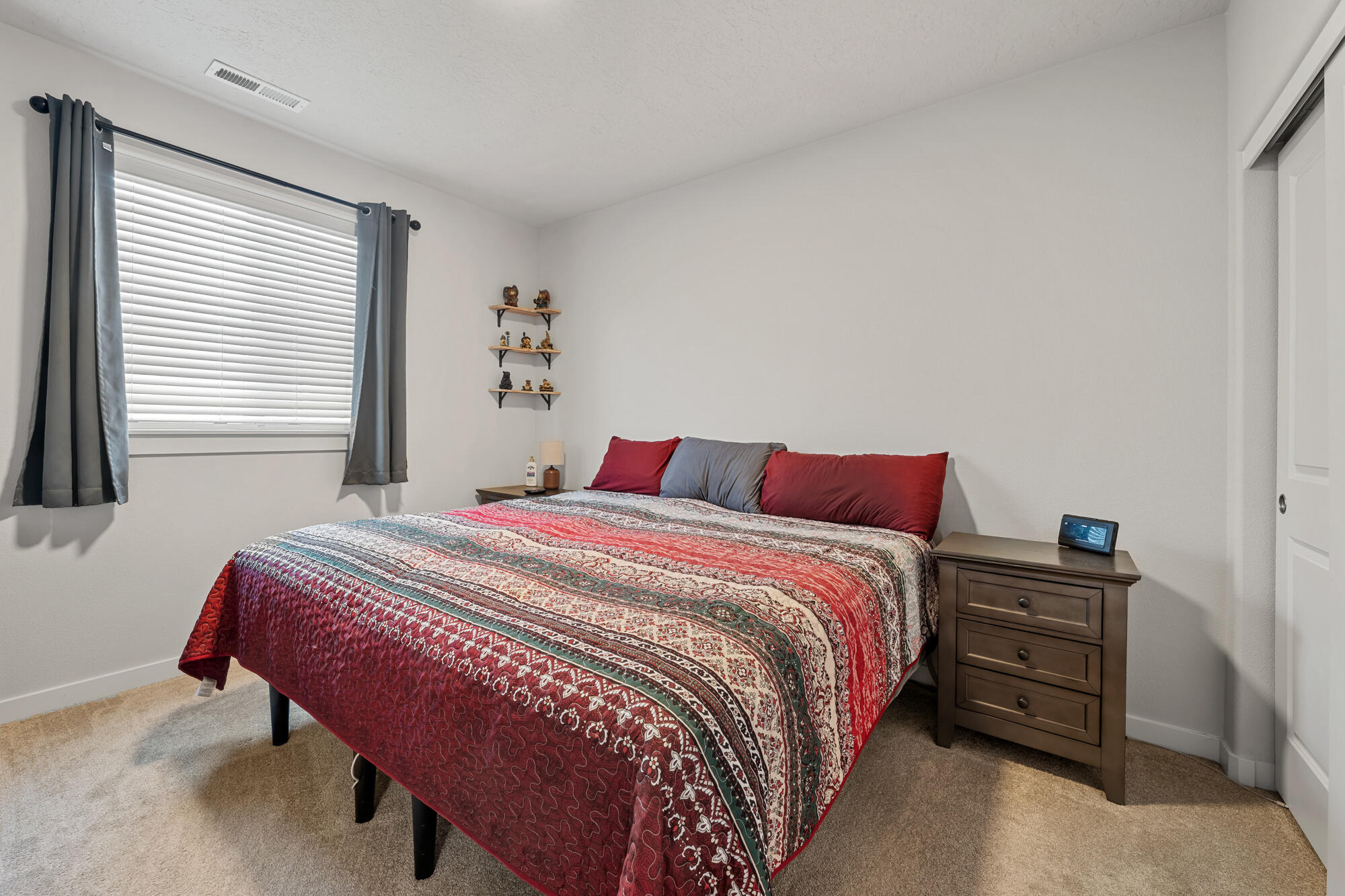 3734 Southwest Lava Place Redmond, OR 97756 - Photo 11 of 25 3734 sw lava pl, redmond, or 97756 - 05