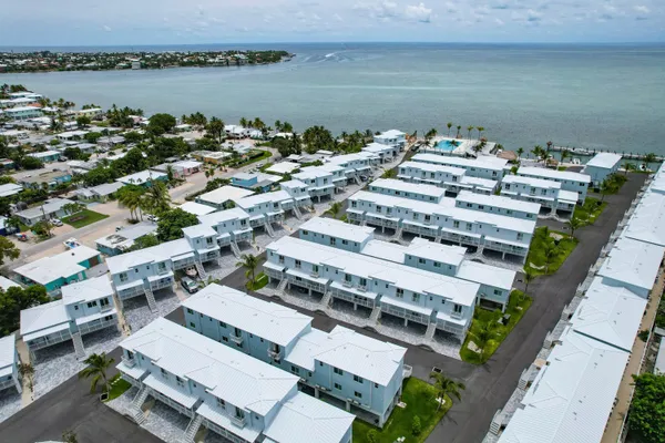 a picture of a lake view