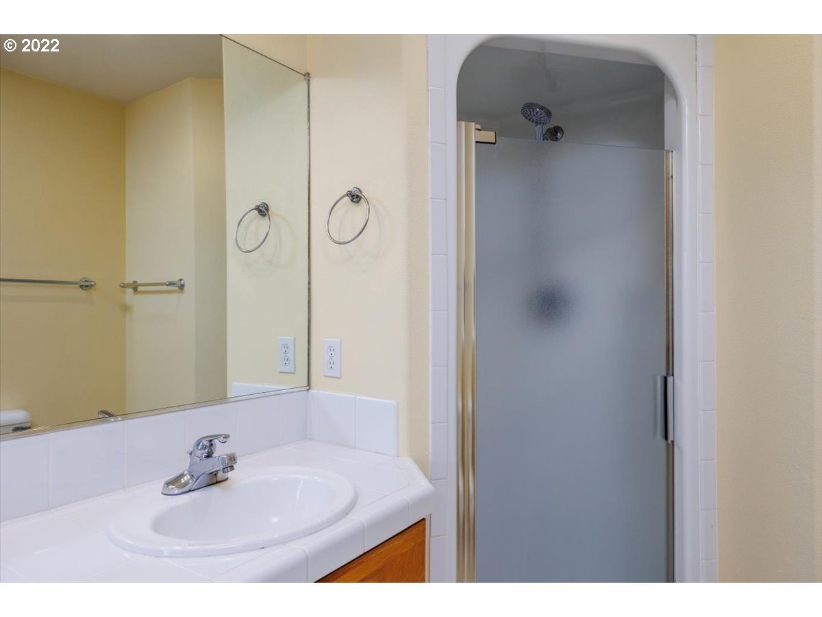 419 Northeast Roth Street Portland, OR 97211 - Photo 19 of 25 Gallery Image 19