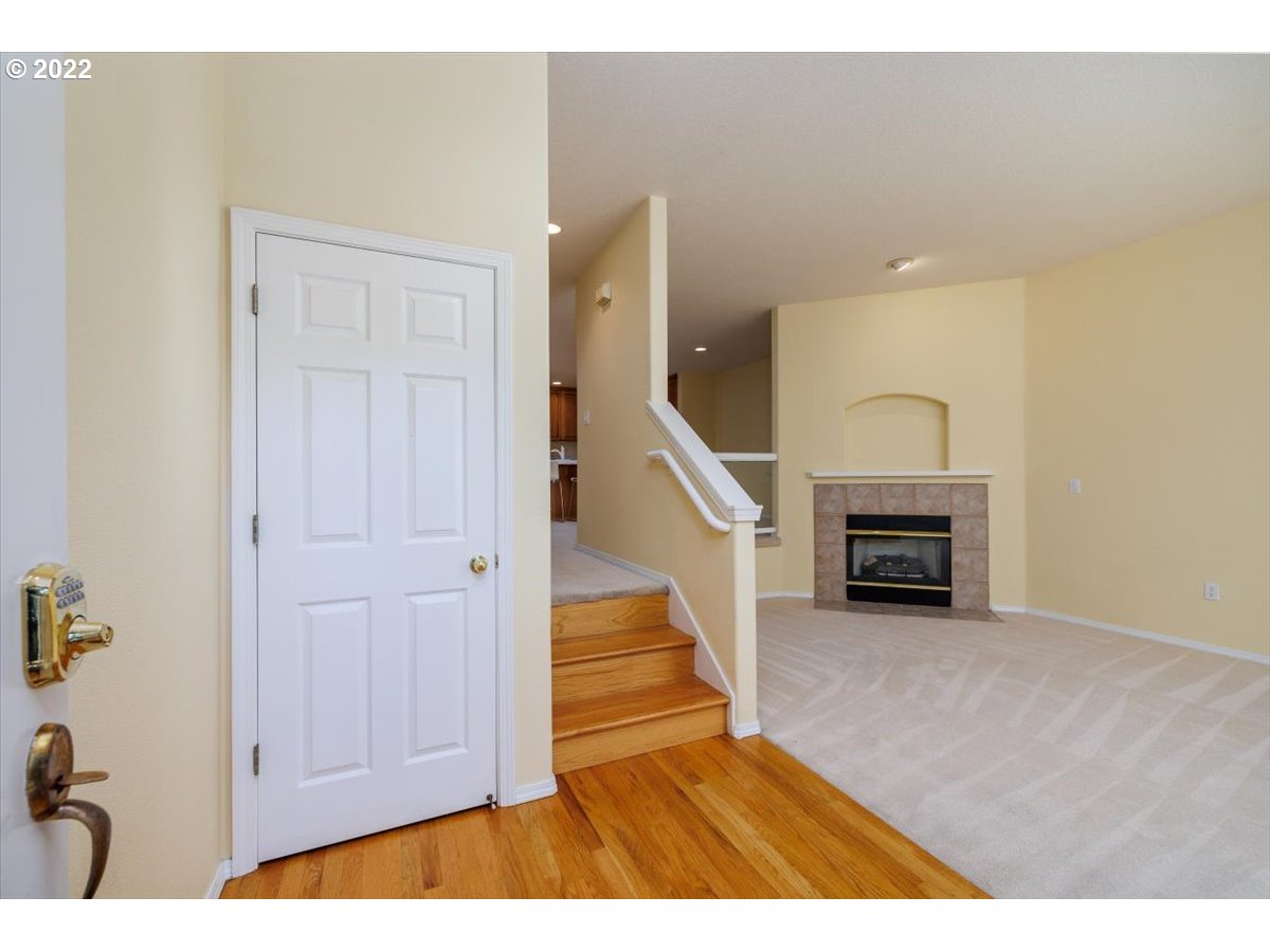 419 Northeast Roth Street Portland, OR 97211 - Photo 4 of 25 Gallery Image 4