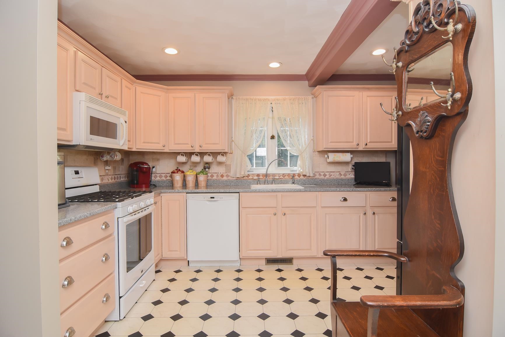 24 Hadleigh Road Windham, NH 03087 - Photo 9 of 40