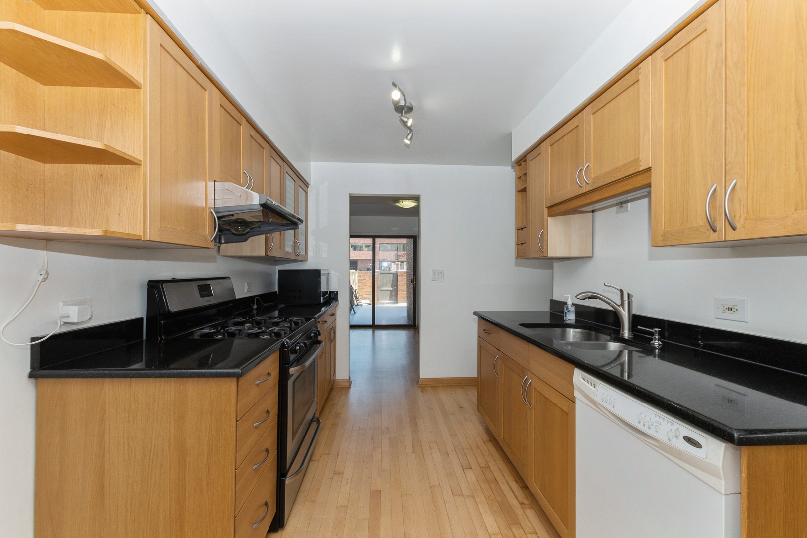 1244 West Westgate Terrace Chicago, IL 60607 - Photo 4 of 11