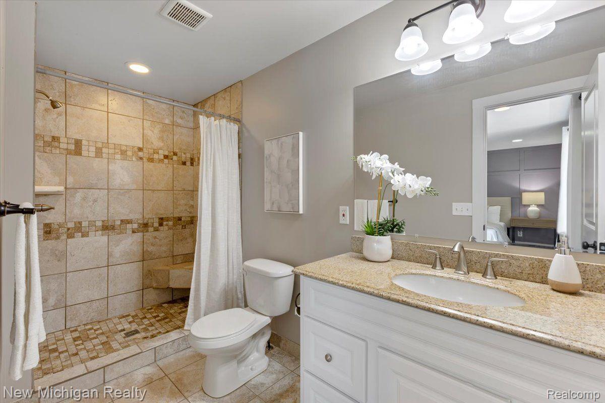 2994 Cumberland Road Berkley, MI 48072 - Photo 12 of 37 Primary bath