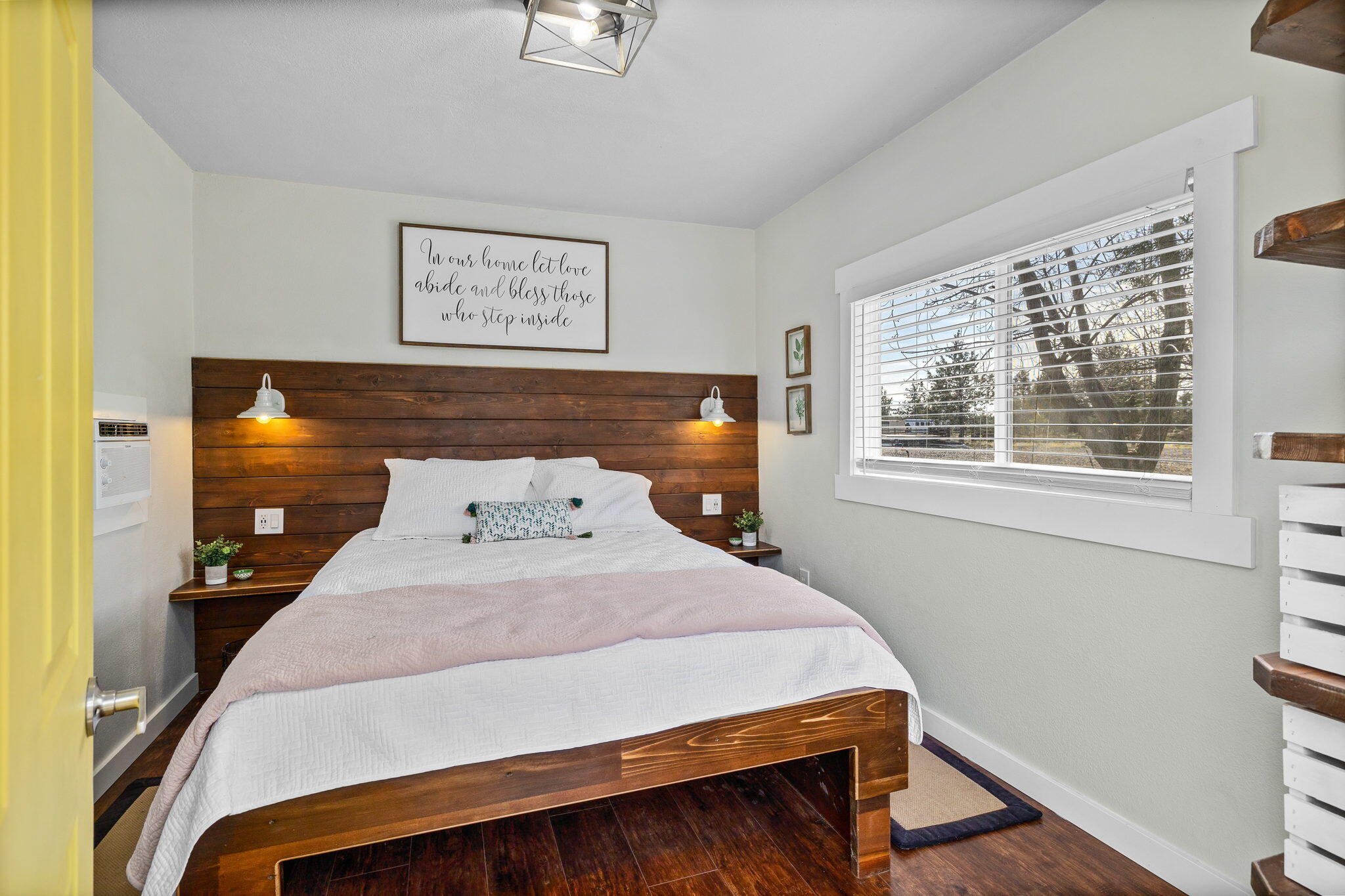 6979 Southwest Ferret Road Terrebonne, OR 97760 - Photo 20 of 38 2022_03_29_6979_sw_ferret_interiors-18