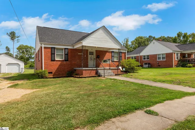 $175,000 | 330 Poplar Street, Clinton, SC 29325