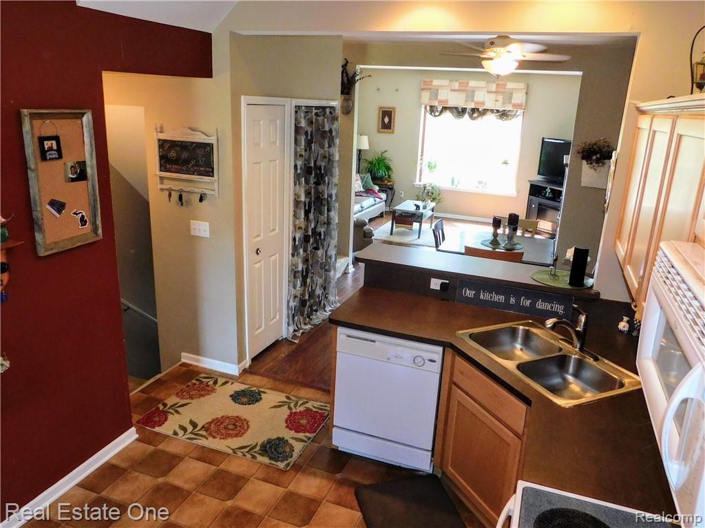 2136 Knotty Pine Trail Howell, MI 48855 - Photo 6 of 19