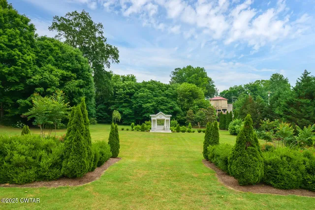 a view of an outdoor space and a yard