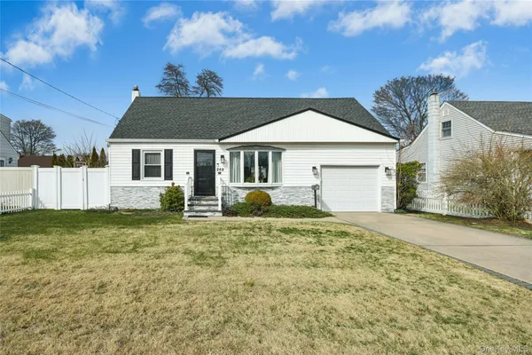 $645,000 | 268 42nd Street, Lindenhurst, NY 11757