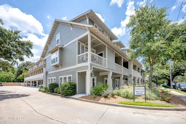 $1,800 | 922 Porter Avenue, Unit 216, Ocean Springs, MS 39564