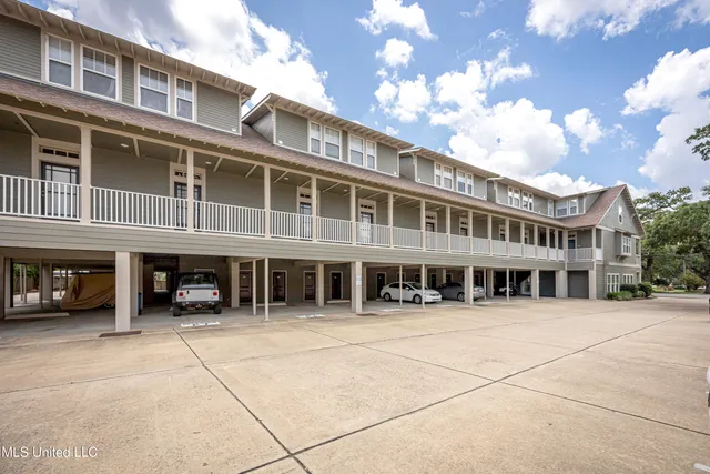$1,800 | 922 Porter Avenue, Unit 216, Ocean Springs, MS 39564