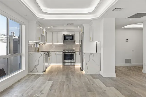 $5,200 | 4235 Mary Ellen Avenue, Unit 305, Studio City, CA 91604