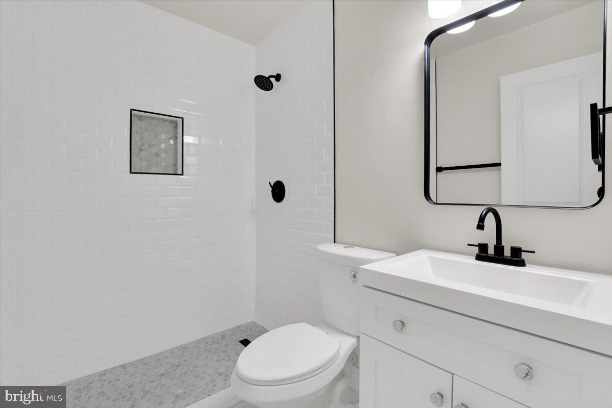 14624 Danville Road Woodbridge, VA 22193 - Photo 15 of 32 a bathroom with a toilet a sink and mirror