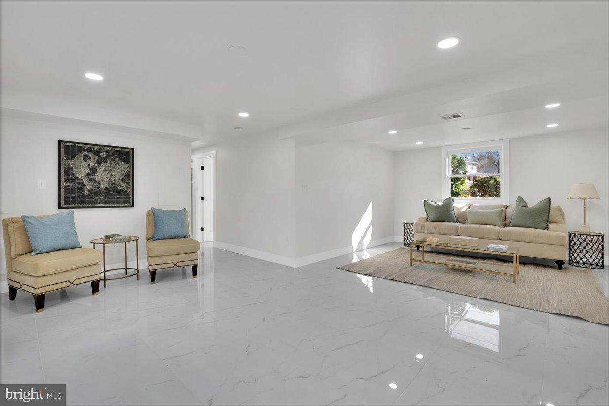 14624 Danville Road Woodbridge, VA 22193 - Photo 28 of 32 a living room with furniture and a couch