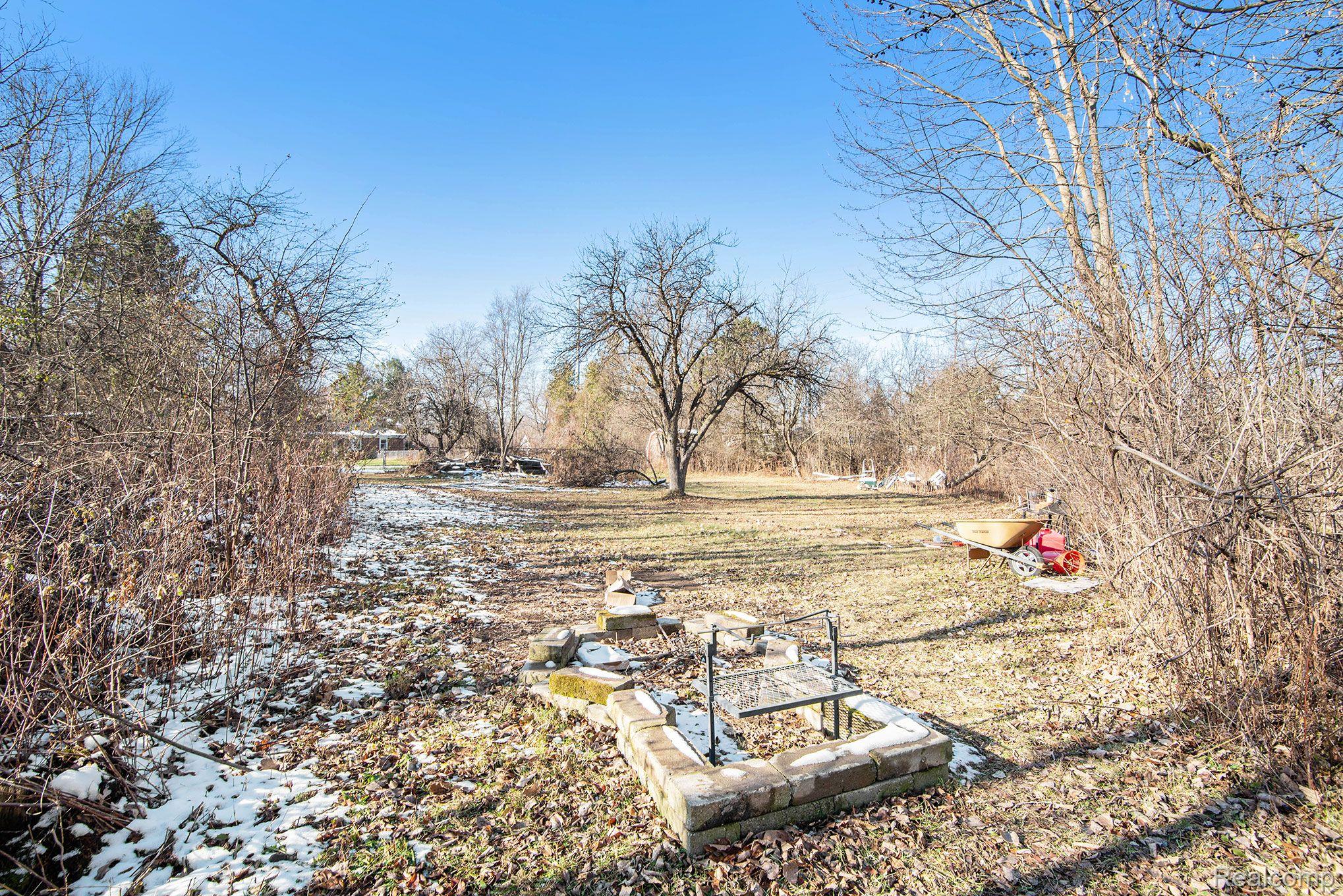 4275 Howe Road Grand Blanc, MI 48439 - Photo 7 of 24 Back_view 4