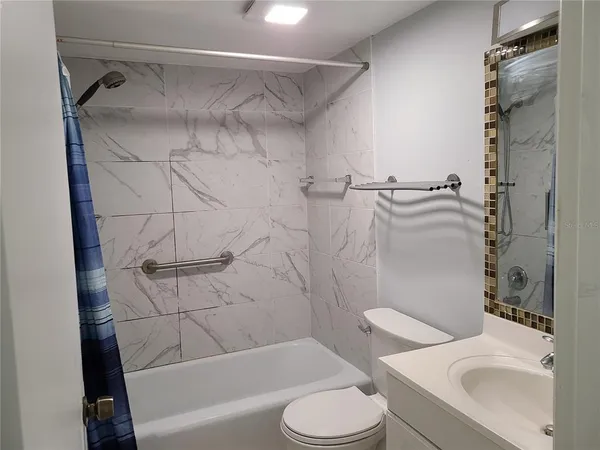 $1,600 | 2763 Woodgate Lane, Unit 207, Sarasota, FL 34231