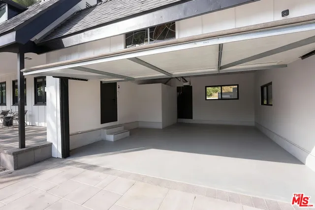 a view of an entryway of the house