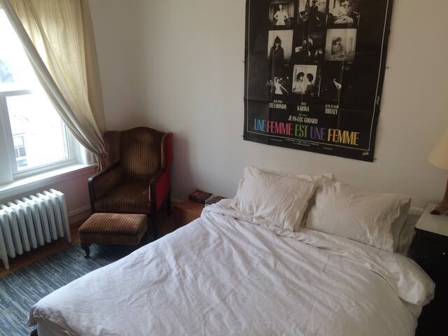 1459 West Elmdale Avenue, Unit 3 Chicago, IL 60660 - Photo 6 of 13 a bedroom with a bed and wooden floor