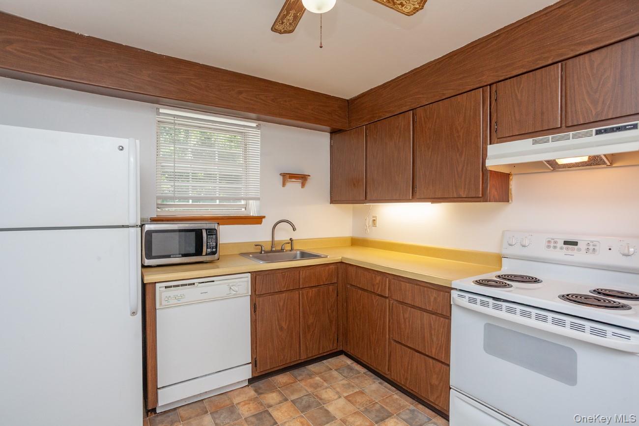 1840 Crompond Road, Unit 7B8 Peekskill, NY 10566 - Photo 10 of 22 a kitchen with a sink stove and cabinets