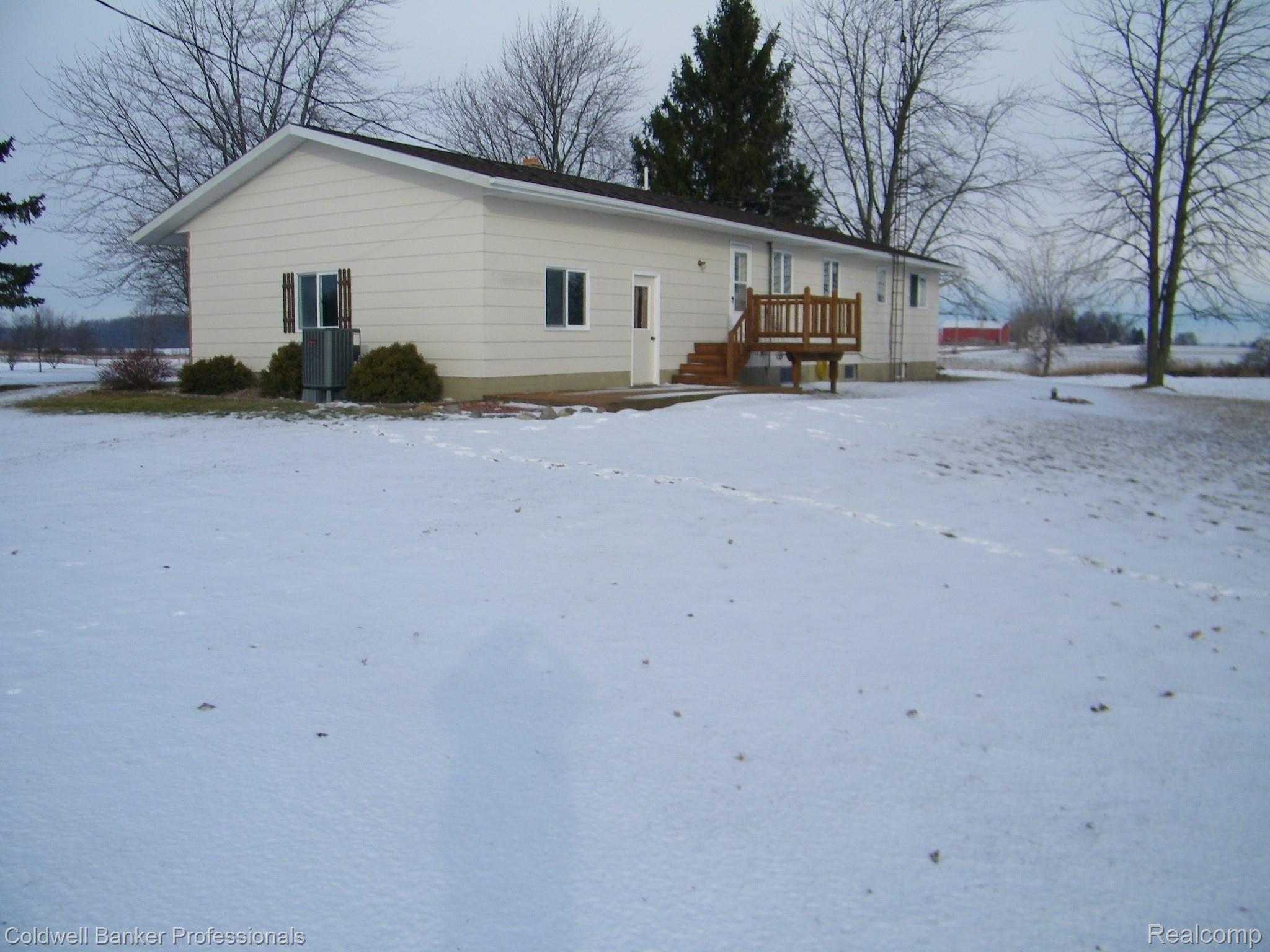8218 Jefferson Road North Branch, MI 48461 - Photo 2 of 16 102_0014.jpg