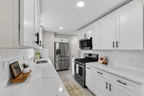 $395,000 | 5507 Roe Boulevard, Roeland Park, KS 66205