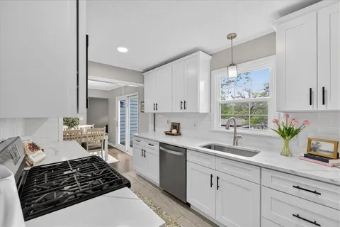 $395,000 | 5507 Roe Boulevard, Roeland Park, KS 66205