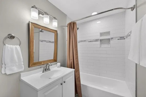 $395,000 | 5507 Roe Boulevard, Roeland Park, KS 66205