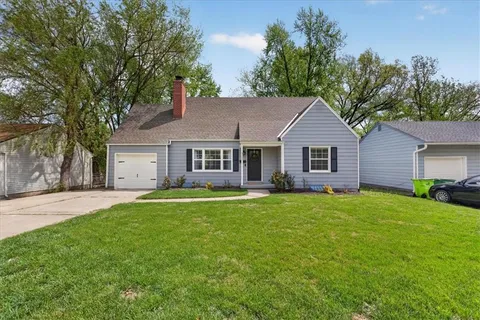 $395,000 | 5507 Roe Boulevard, Roeland Park, KS 66205