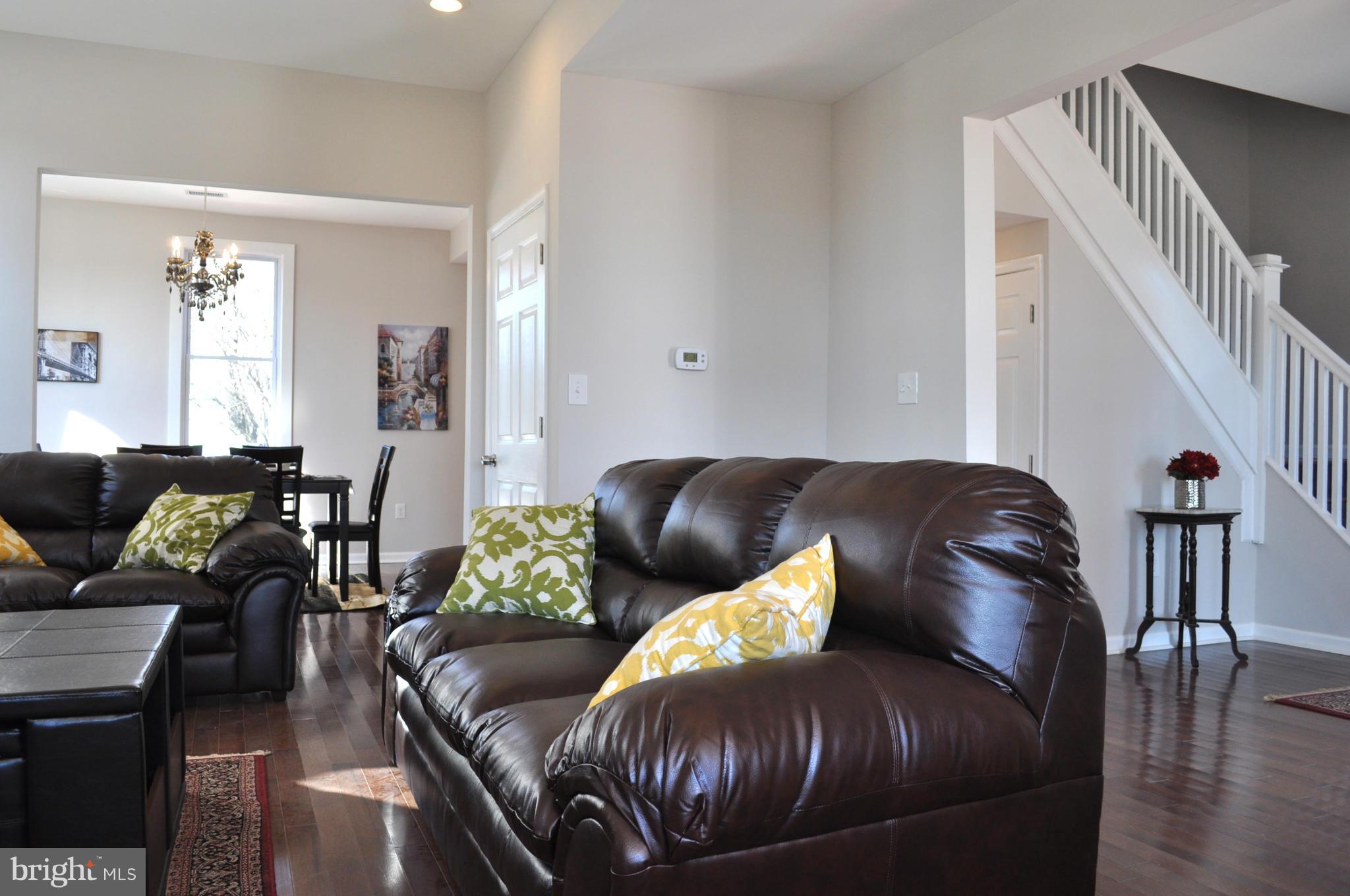 3402 Edgewood Road Baltimore, MD 21215 - Photo 3 of 18 Living Room