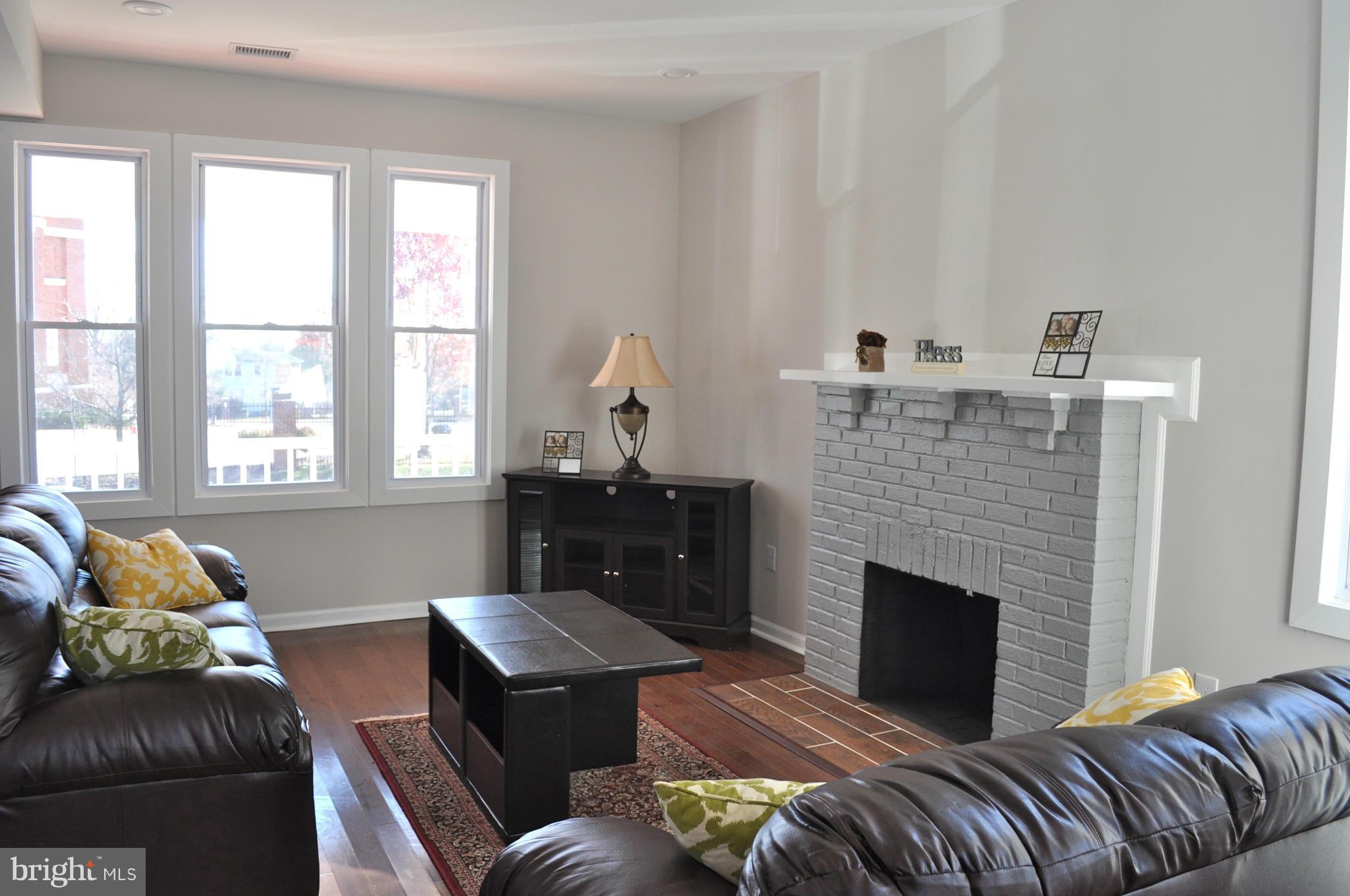 3402 Edgewood Road Baltimore, MD 21215 - Photo 4 of 18 Living Room