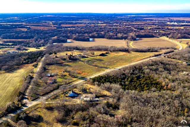 $112,500 | 800 Southeast Stanley Road, Tecumseh, KS 66542