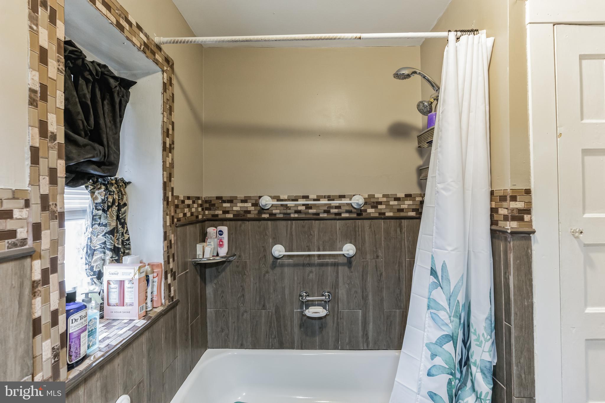 122 Copley Road Upper Darby, PA 19082 - Photo 15 of 19 Full Bathroom