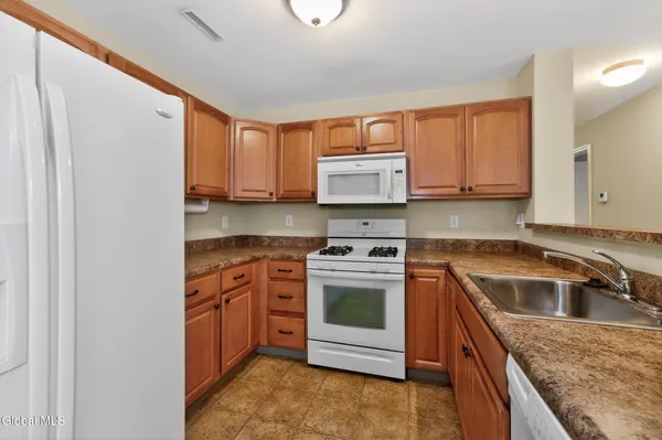 $249,900 | 32 Annabelle Place, Rotterdam, NY 12306