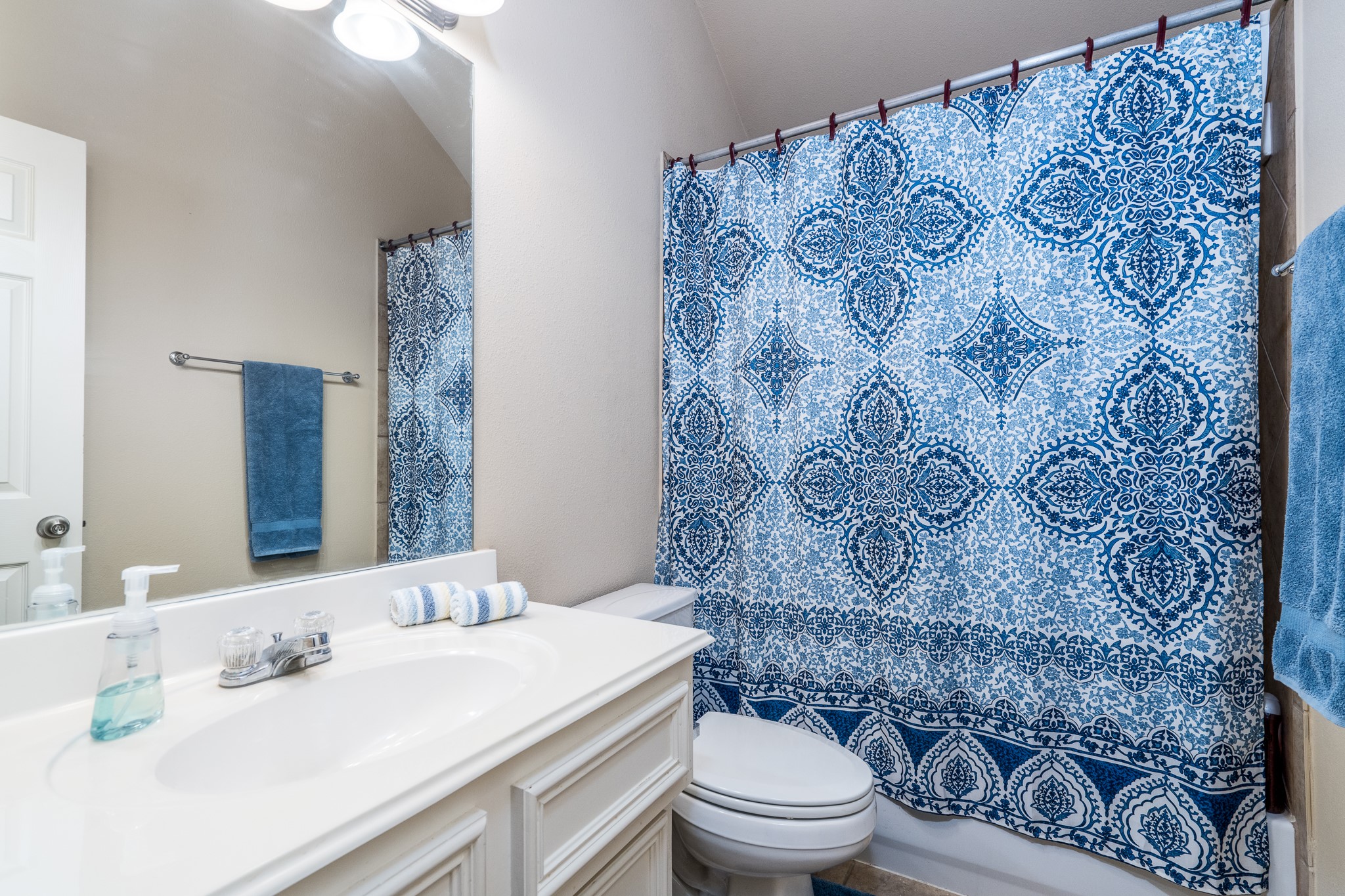 907 Colorado Springs Court Spring, TX 77373 - Photo 20 of 34 Bathroom located on the second floor.