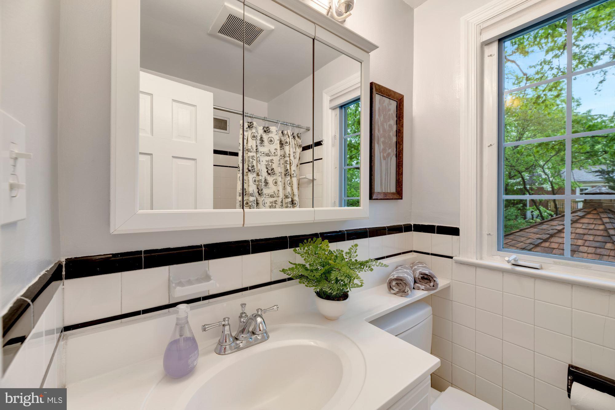 509 Margaret Drive Silver Spring, MD 20910 - Photo 23 of 41 Main floor full bath