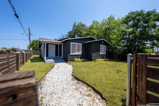 a view of a house with backyard and garden