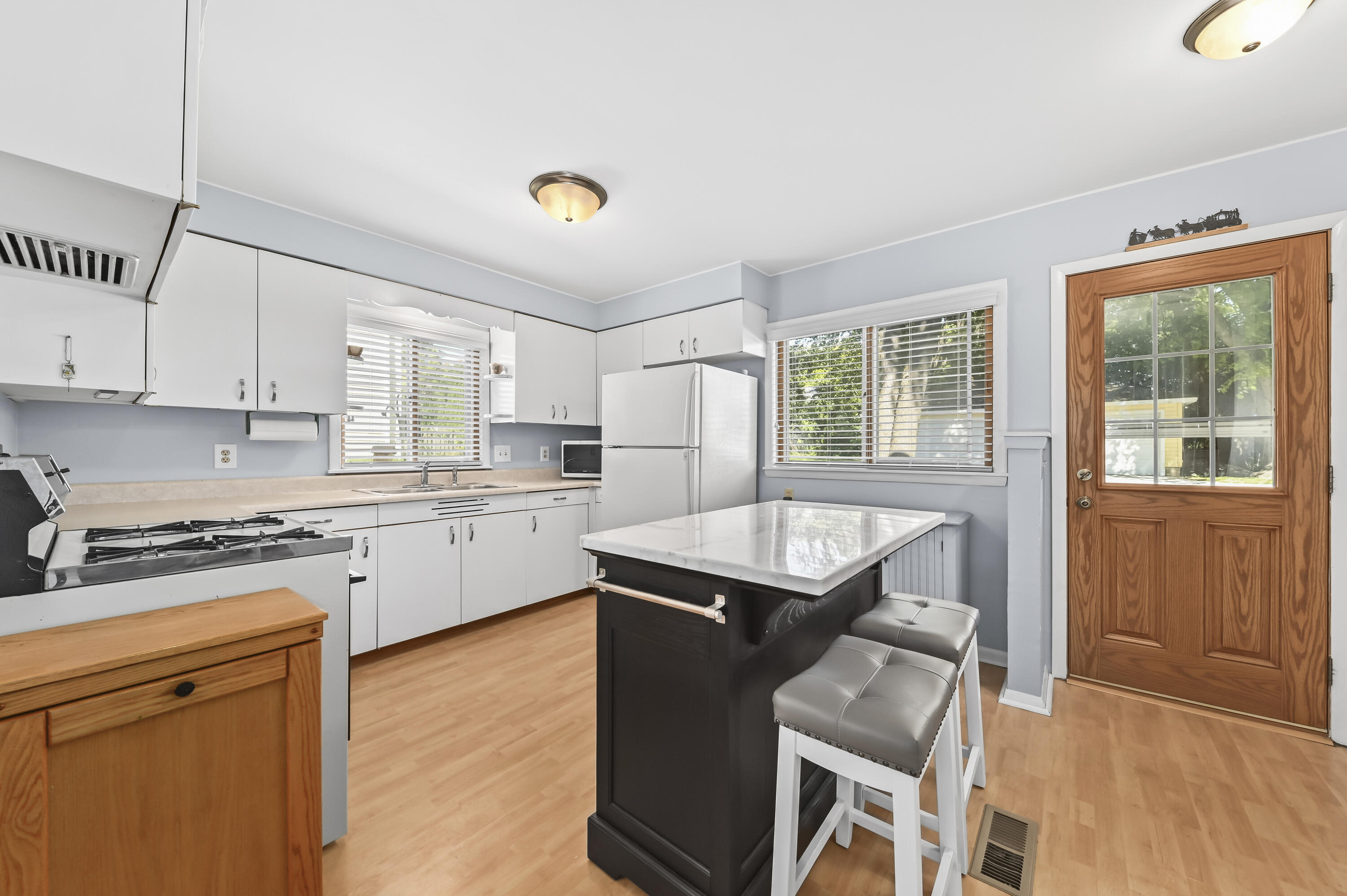5764 Bridge Road Cedarburg, WI 53012 - Photo 13 of 31 Bright Kitchen