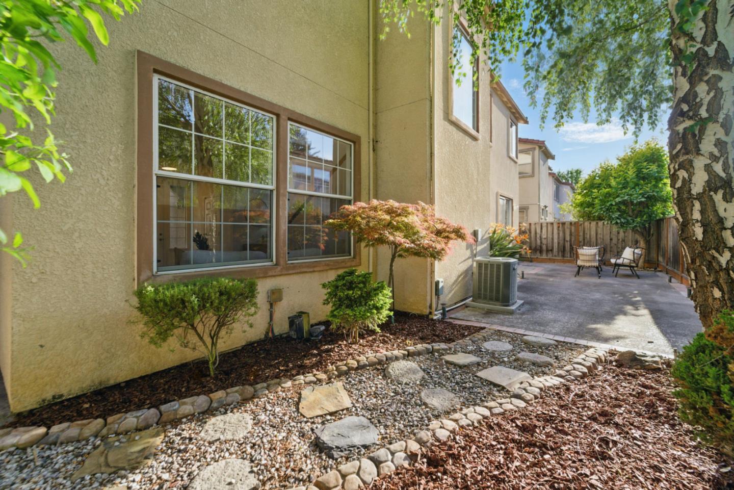 560 Villa Centre Way San Jose, CA 95128 - Photo 29 of 31 a garden view with a seating space