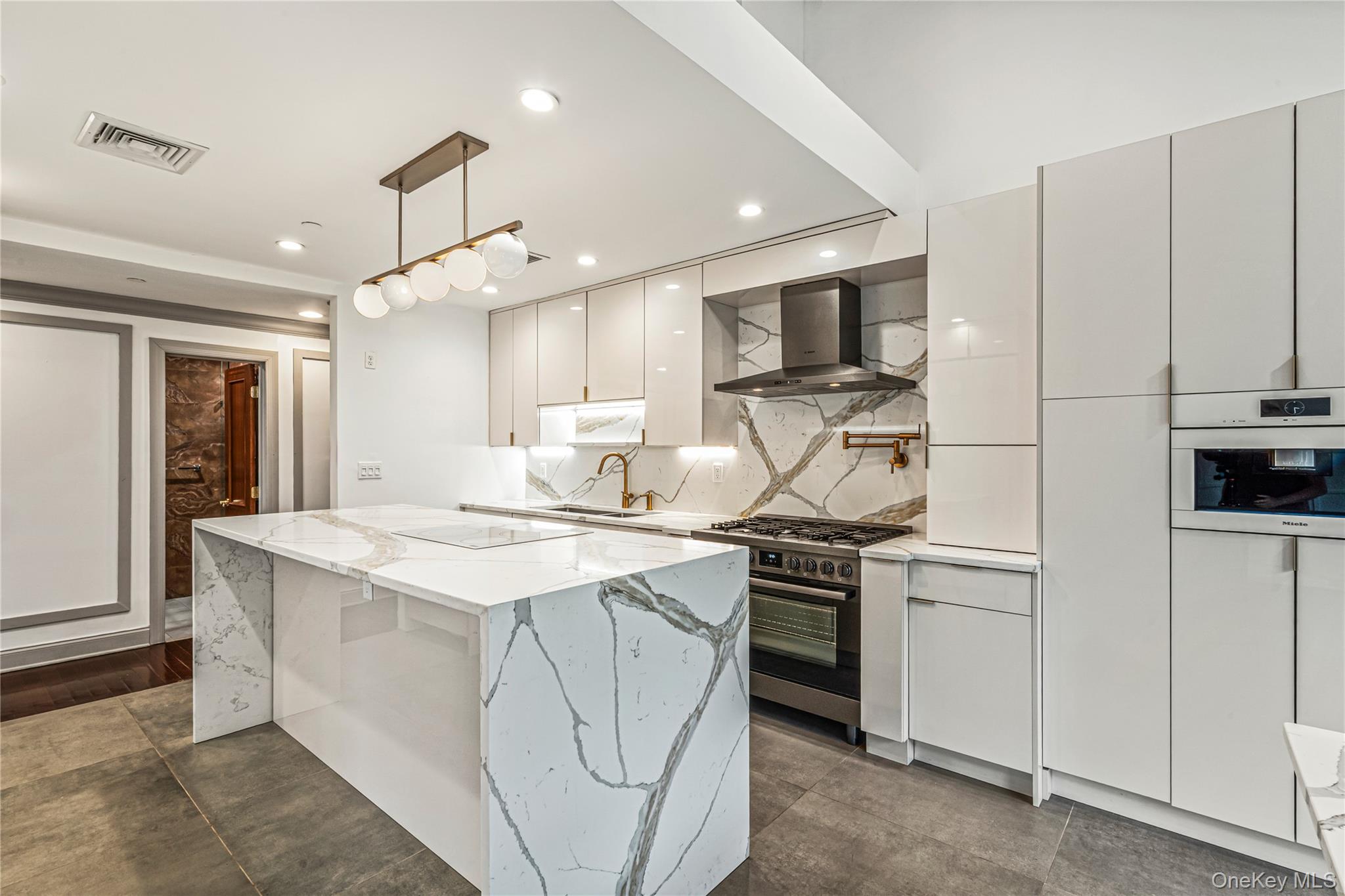 171 Great Neck Road, Unit 4R Great Neck, NY 11021 - Photo 5 of 27 a kitchen that has a sink a stove and a refrigerator