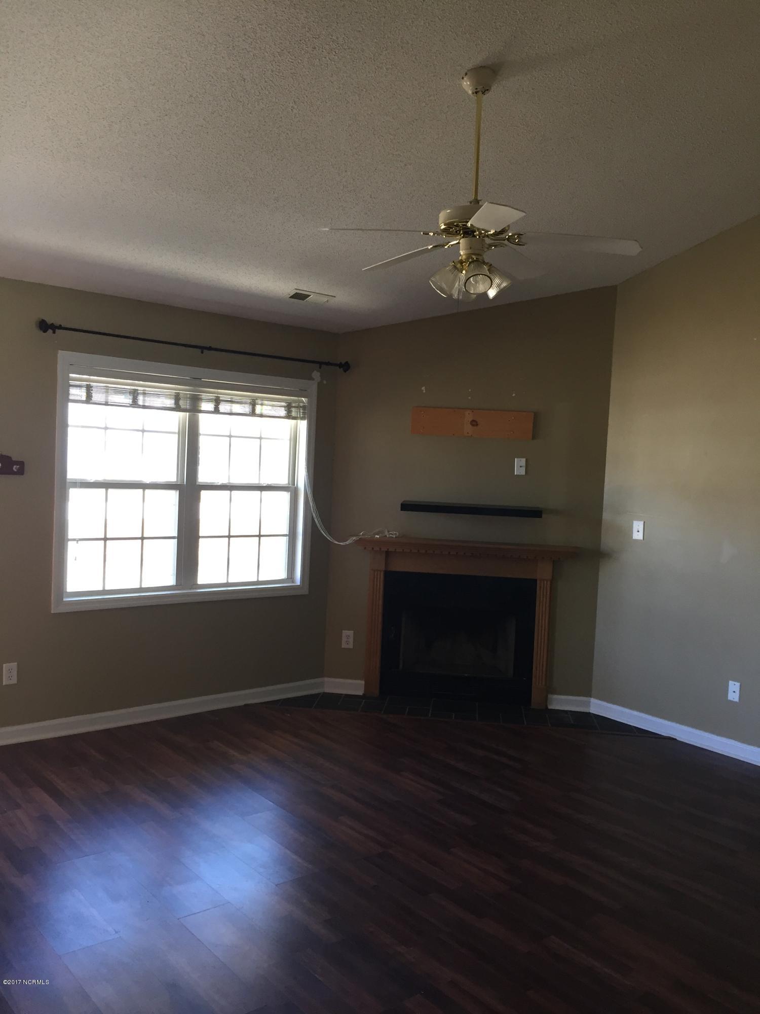 246 Zachary Lane Hubert, NC 28539 - Photo 6 of 15 Home for sale near Camp Lejuene fireplac