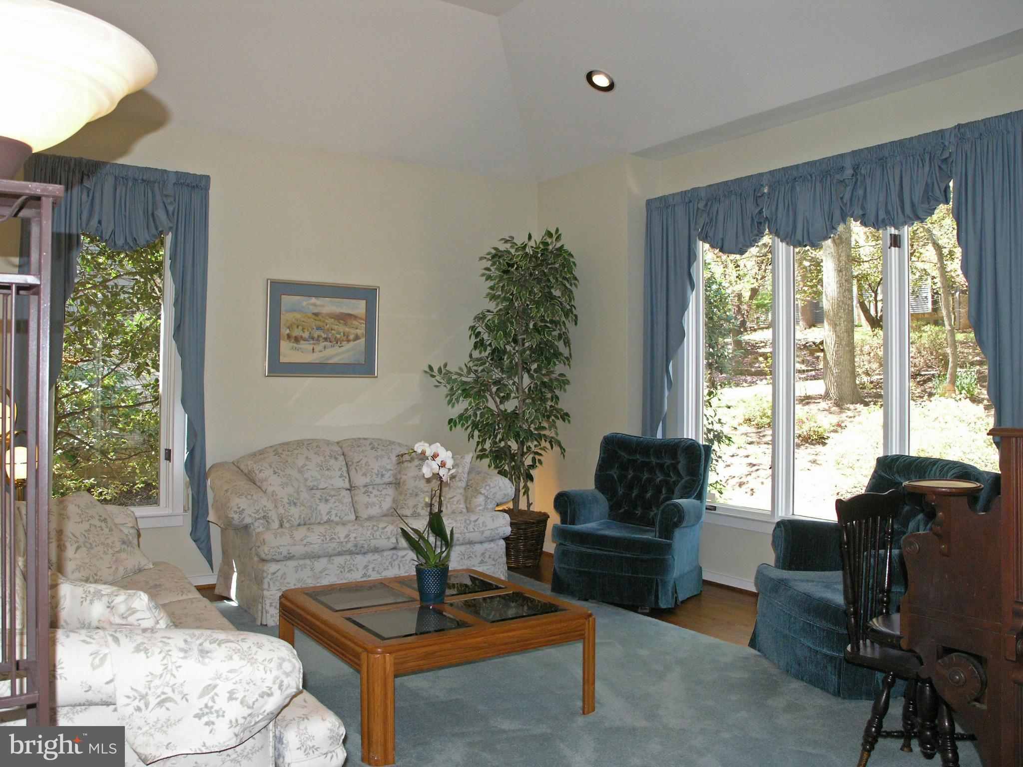 11301 Woodbrook Lane Reston, VA 20194 - Photo 5 of 30 Living Room