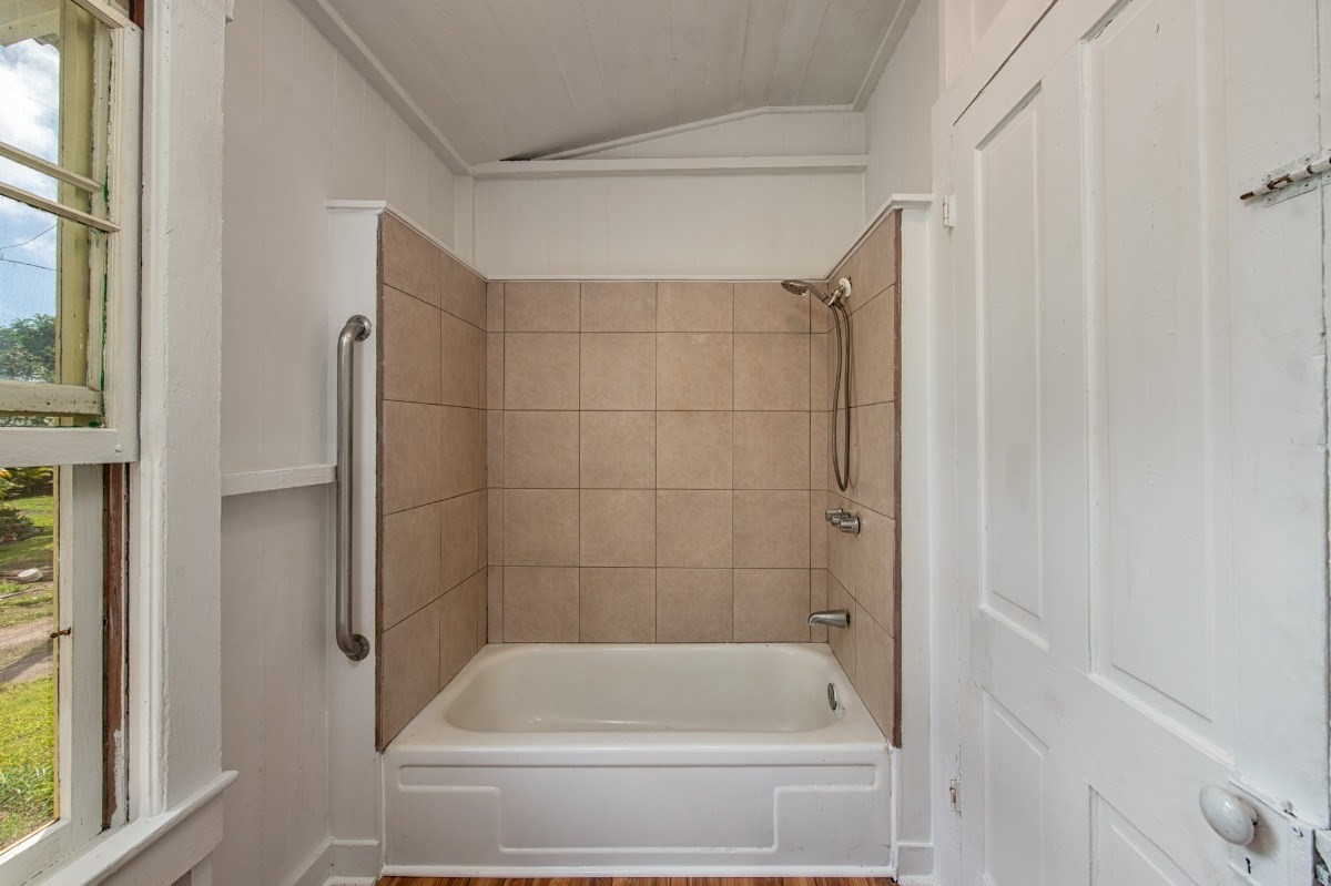 48-5314 Kukuihaele Road Honokaa, HI 96727 - Photo 18 of 24 a bathroom with a bathtub