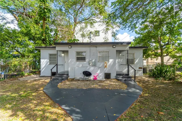 a view of a house with backyard tub and sitting area