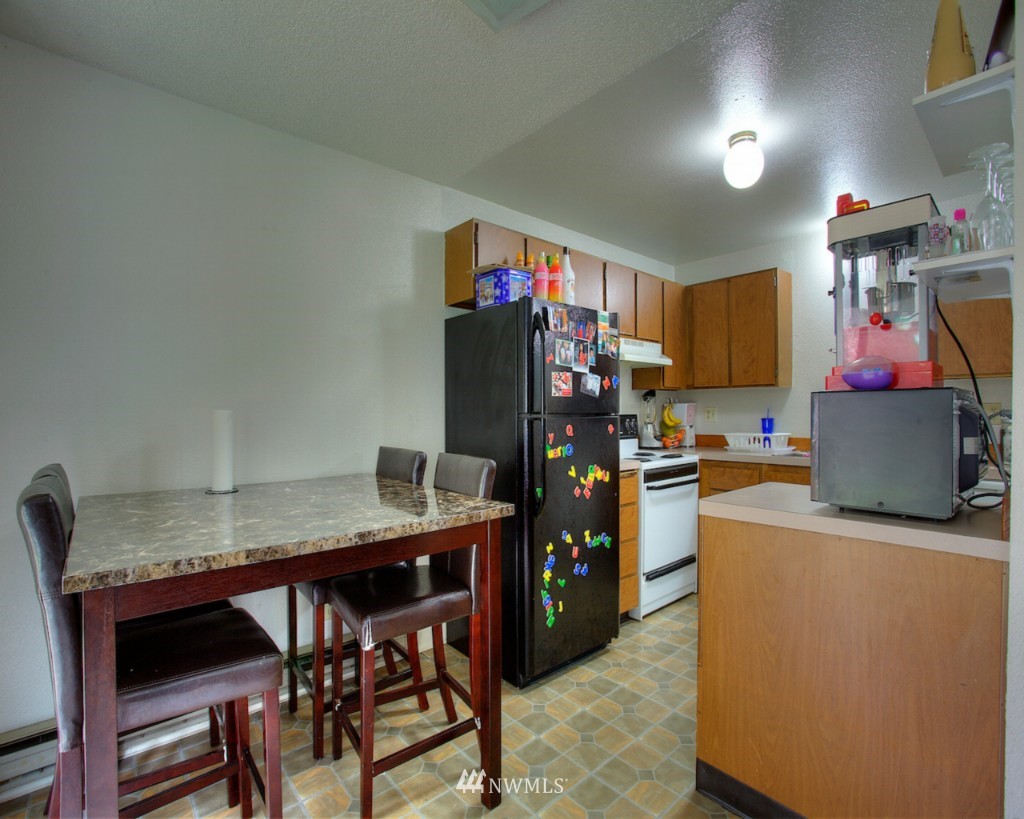 3919 Mason Loop Road Tacoma, WA 98409 - Photo 19 of 20 a kitchen that has a table and chairs in it