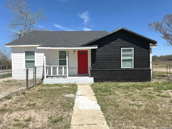 $1,700 | 514 Davis Avenue, Devine, TX 78016
