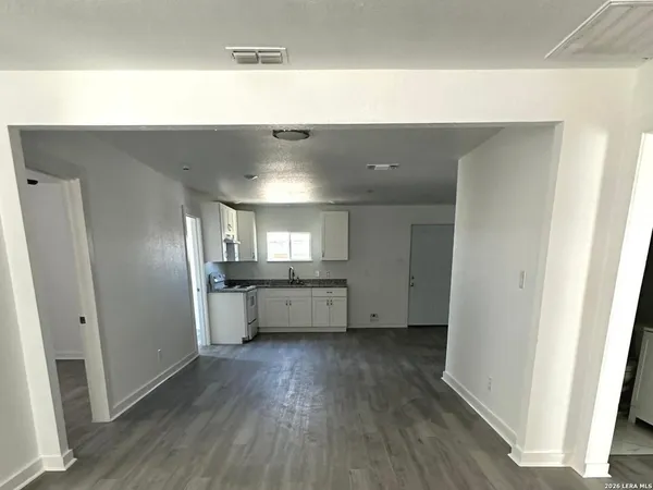 $1,700 | 514 Davis Avenue, Devine, TX 78016