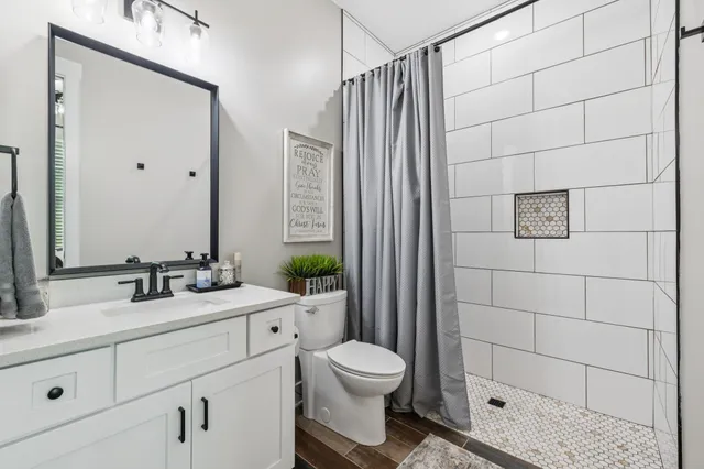 a large kitchen with kitchen island a large island in it