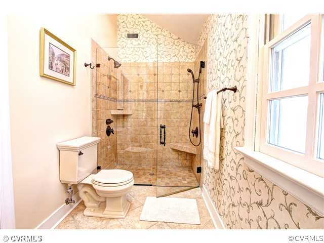 339 Lexington Road Richmond, VA 23226 - Photo 13 of 19 Master Bath/Spa - Vaulted master bathroom on secon