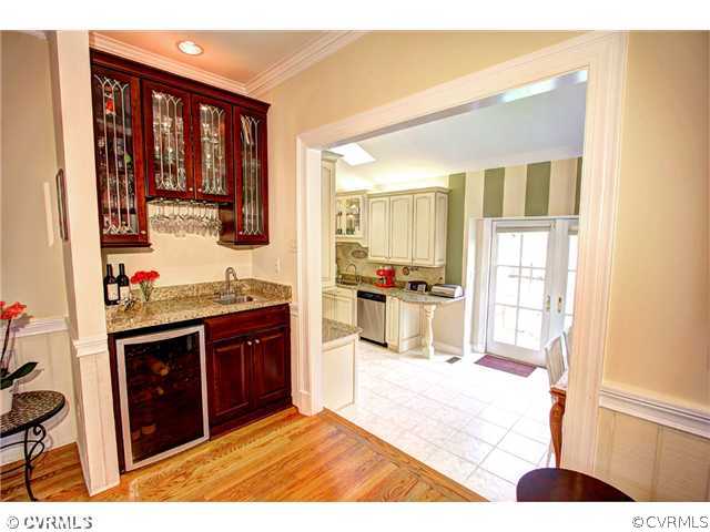 339 Lexington Road Richmond, VA 23226 - Photo 3 of 19 Living Room - Wet bar with wine refrigerator...loc