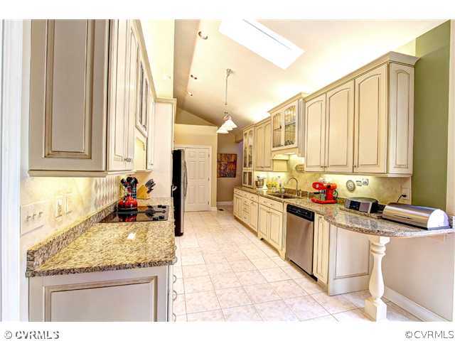339 Lexington Road Richmond, VA 23226 - Photo 7 of 19 Kitchen - A kitchen sure to please....so many cabi